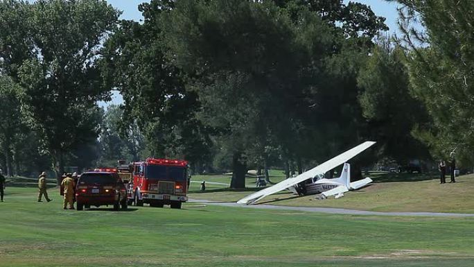 飞机失事降落在高尔夫球场上