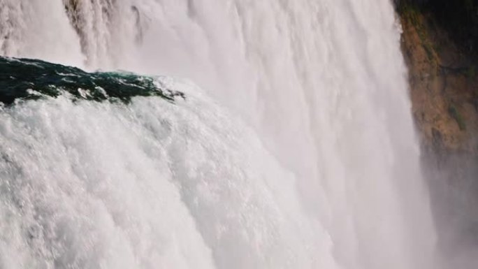 来自尼亚加拉瀑布的强大水流，美国和加拿大边境的惊人自然