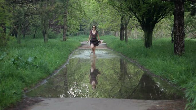 年轻女子在水坑中奔跑