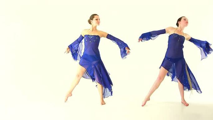 两个穿着蓝色衣服的女人在白色背景上跳舞。