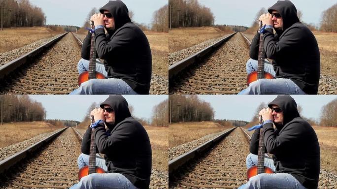 铁路上有吉他的孤独人