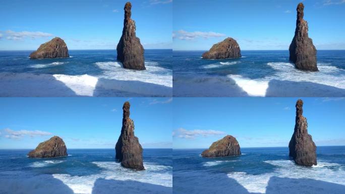 海洋中的两块石头冲破了海浪。飞溅的水