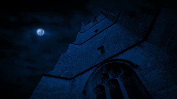 月光下的中世纪大塔