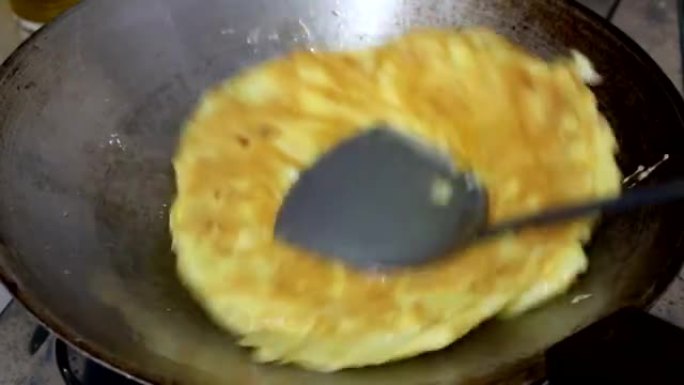 鸡蛋在平底锅里煎