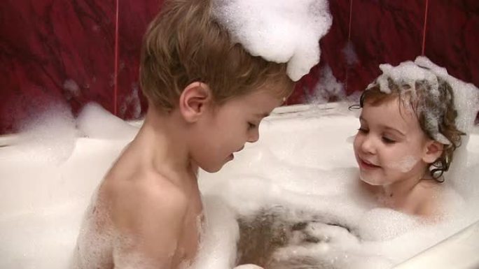 和哥哥在洗澡的小女孩