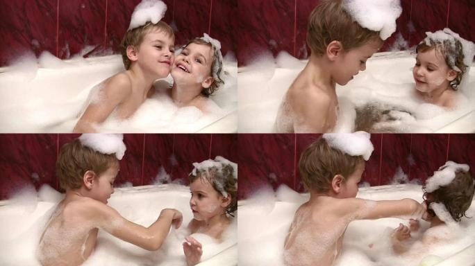 和哥哥在洗澡的小女孩