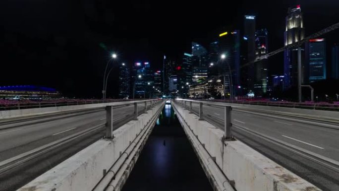 新加坡滨海湾大桥上的高速公路道路上的延时交通，以城市大都市高层摩天大楼的背景为背景。