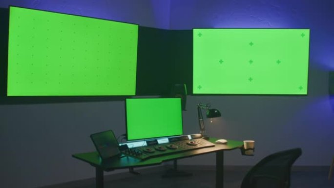 彩色分级工作室中的计算机和屏幕
