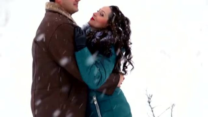 快乐的男人和女人在雪地上