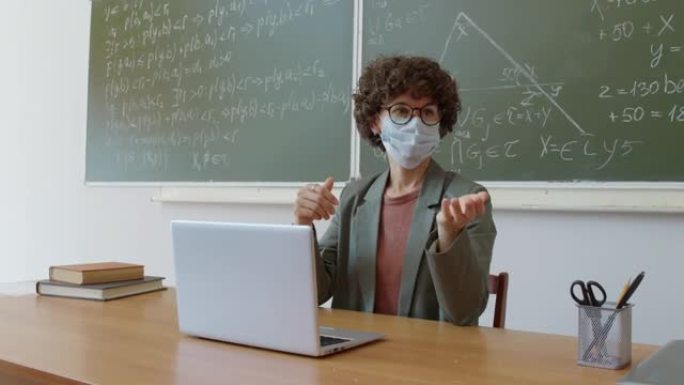 面具老师解释主题戴口罩上课