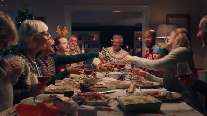 圣诞家庭烤面包庆祝节日晚宴与朋友分享自制盛宴在家享受节日庆祝4k镜头