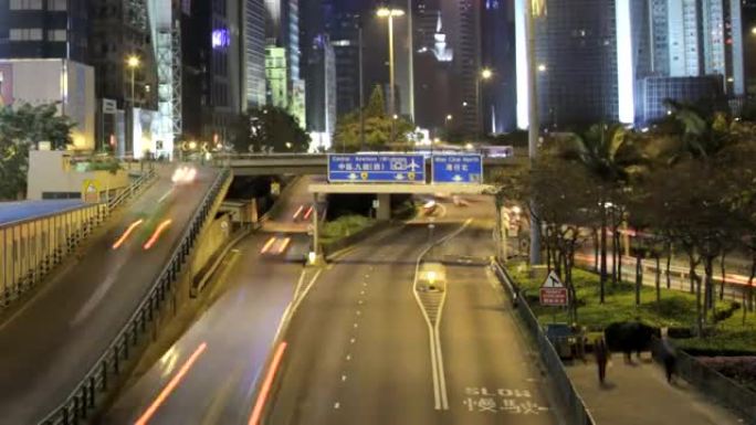 繁忙的高速公路穿过香港的高层建筑