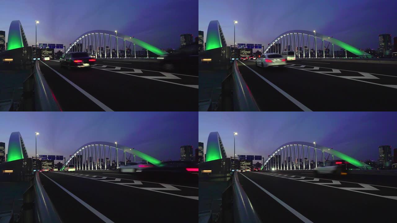 黄昏时的城市景观。筑地大桥经过的汽车