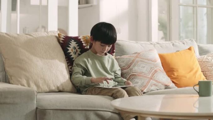 在家里使用数字平板电脑的亚洲小男孩