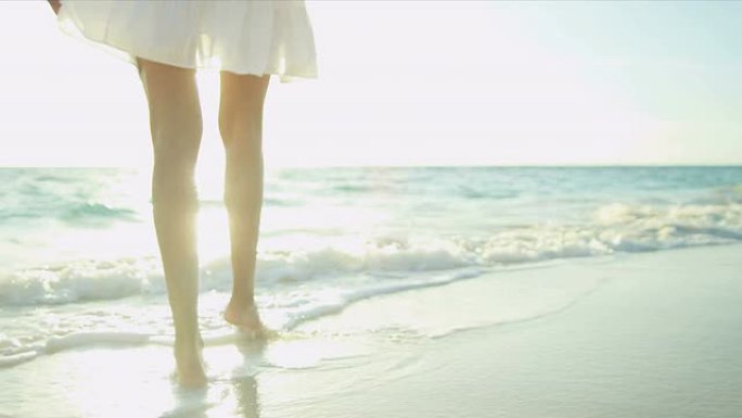 腿脚女孩行走海洋浅滩