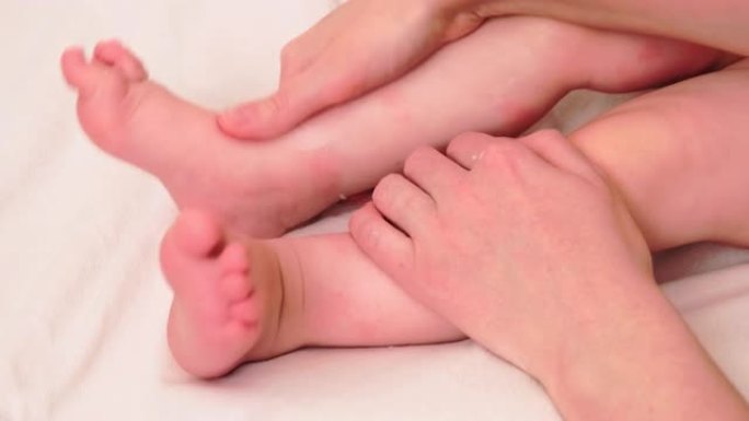 蹒跚学步的婴儿皮肤护理，过敏和皮炎。一位母亲用乳膏在儿童皮肤上涂抹过敏和特应性皮炎的红点。一岁八个月