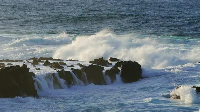 海浪大西洋冲向岩石，全景