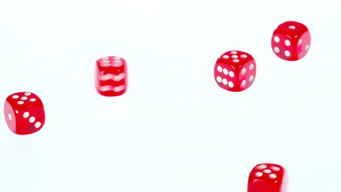 在白色背景上扔红色骰子扑克