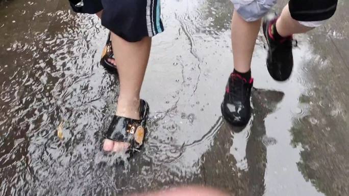 实拍冒雨行走雨走路双脚行走在雨中双路特写