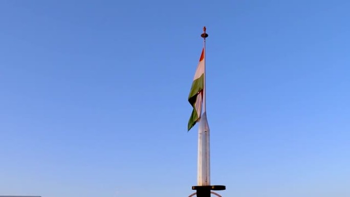 晚上从独特的角度看带有国旗的印度陆军部队徽章