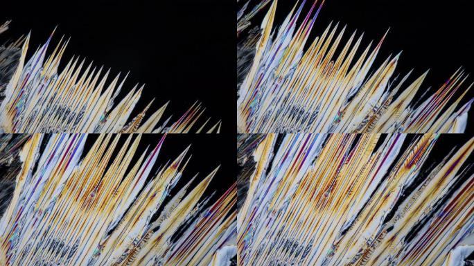 在偏光显微镜下碳酸盐的结晶会产生彩色的尖峰