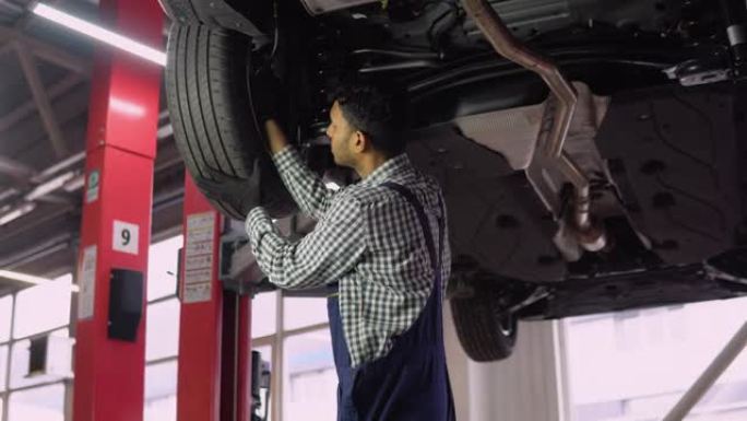 印度汽车修理工在汽车维修服务中工作。汽车服务、维修保养