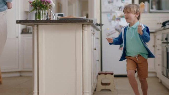 快乐的母子在厨房玩耍小男孩追逐妈妈跑步在家享受有趣的游戏