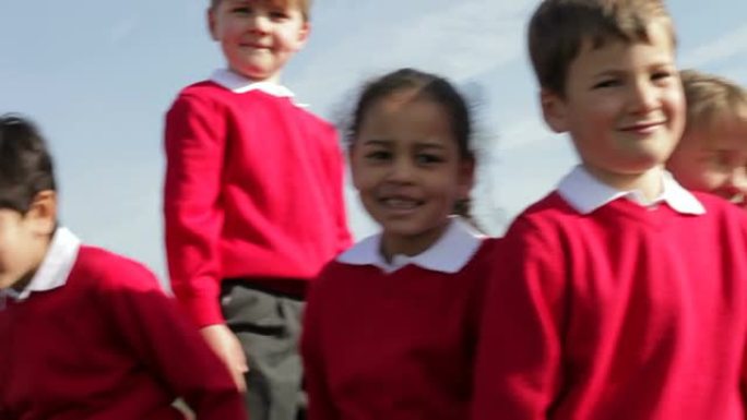 攀岩架上的小学生肖像