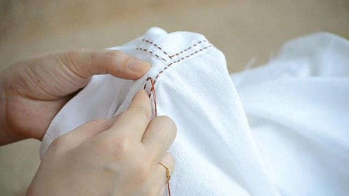 女人刺绣白布