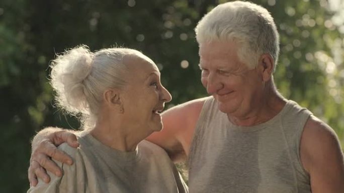 积极退休，在公园健身后的老年夫妇肖像