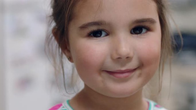 肖像美丽的小女孩微笑着可爱的表情