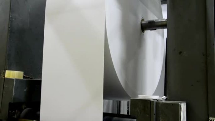 印刷机厂，进纸器端的巨大纸卷