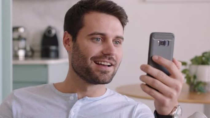 快乐的年轻人使用智能手机进行视频聊天，享受与朋友在家放松的在线聊天