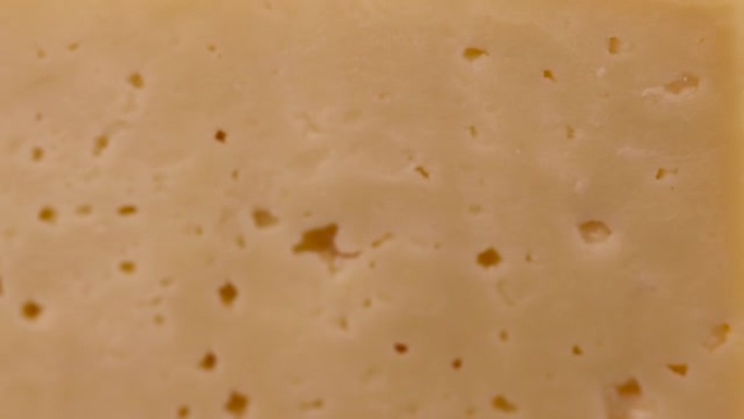 一块带有孔的硬奶酪特写