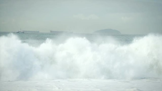 海浪撞击海岸