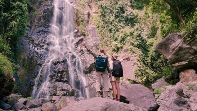 两个亚洲朋友旅行徒步旅行手持全球定位系统导航。