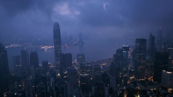 空中滑梯在黄昏时离开香港市景