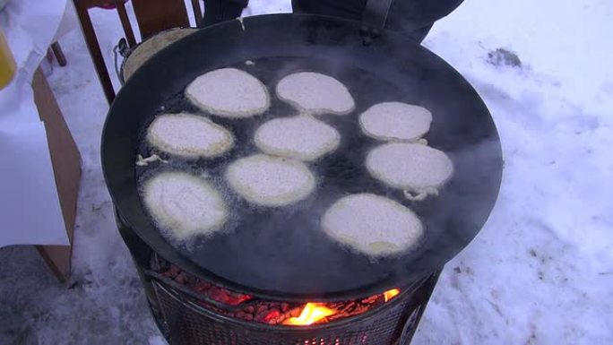 冬季交易会上大锅煮煎饼。