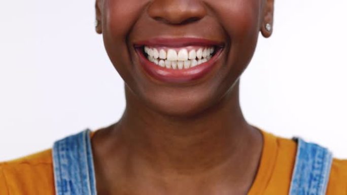 黑人妇女，牙齿和微笑，在白色工作室背景下进行牙齿护理，美白或保健。快乐孤立的非洲裔美国女性微笑着牙齿