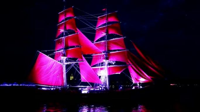红色帆的纵帆船