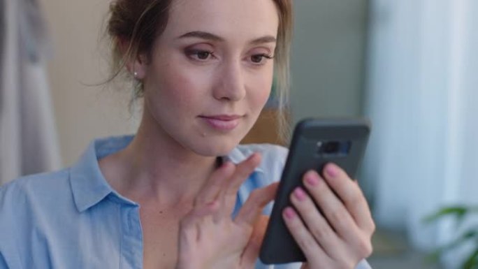 美女使用智能手机短信浏览社交媒体信息在家享受手机交流