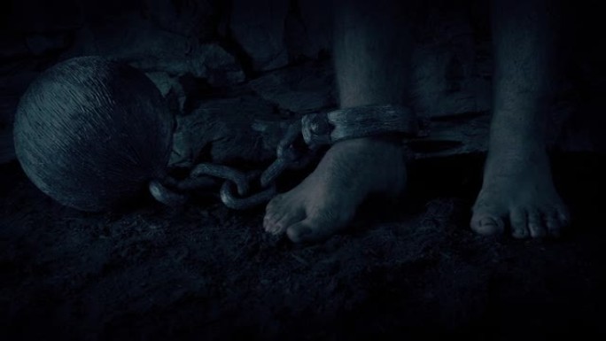 中世纪囚犯被绑在黑暗中