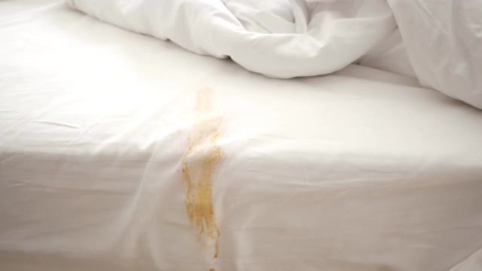 一杯咖啡洒在床上
