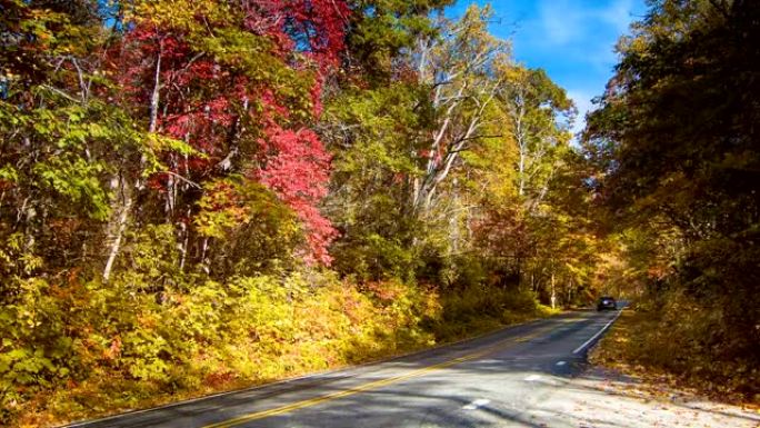 SUV驾驶-在烟雾山的秋天风景秀丽的高速公路276