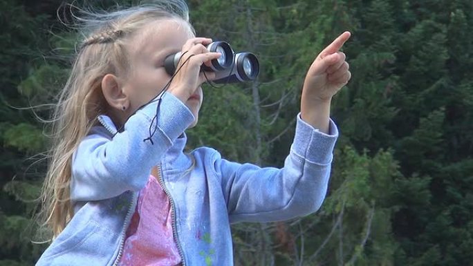 儿童，带双目望远镜的旅游女孩，山区旅行中的望远镜