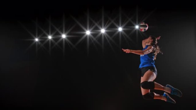 身穿蓝色球衣的SLO MO女子排球运动员跳空击球