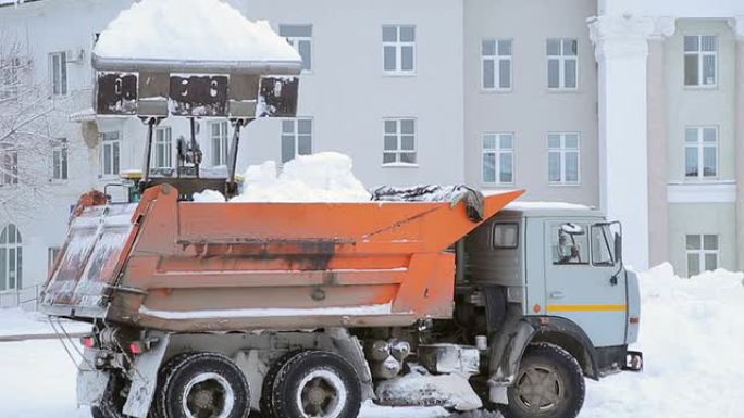 挖掘机铲斗卡车中的积雪