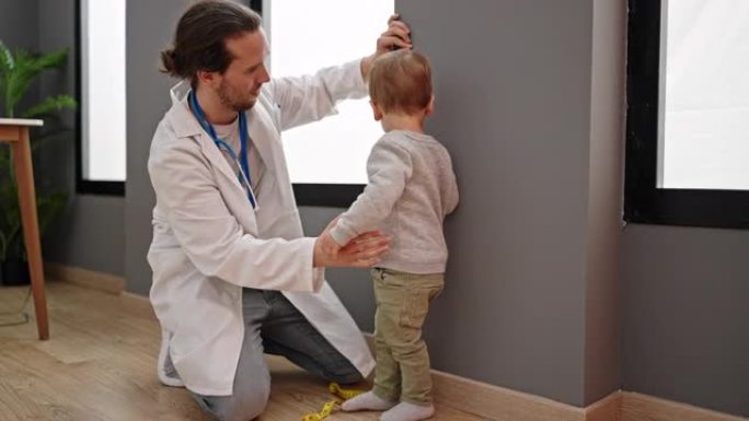 父子医生在诊所测量孩子