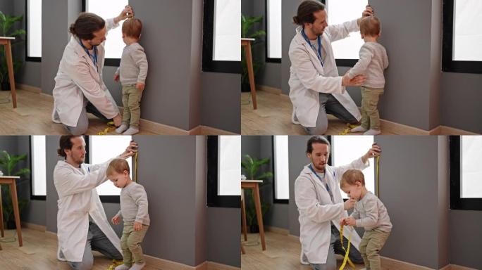 父子医生在诊所测量孩子