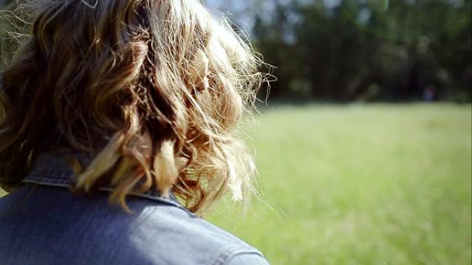 年轻女子离开相机，带着轻浮的微笑回头